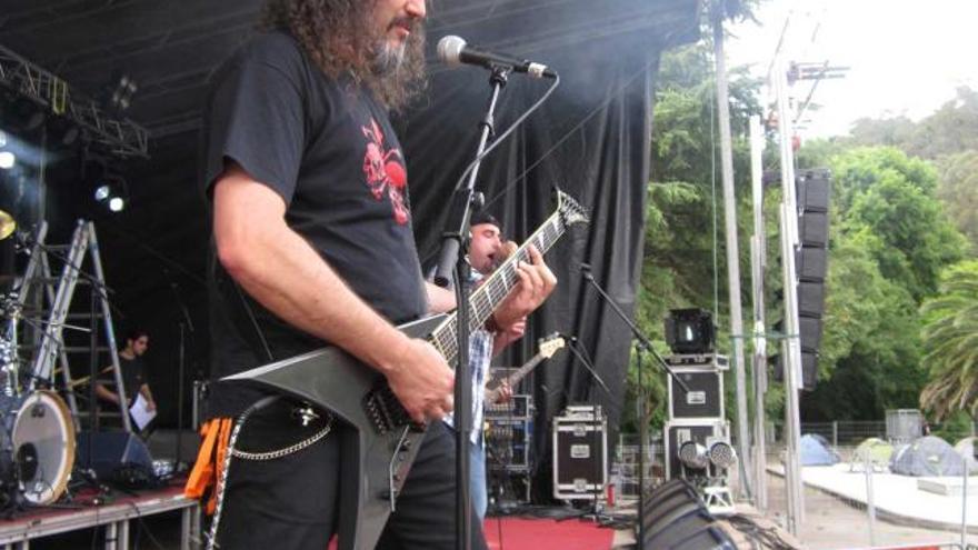 Andrés Alonso, de «Blast Open», durante un concierto en Luarca.