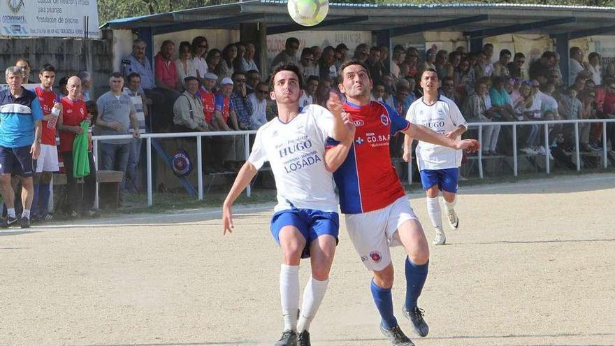 El unionista Rubén Durán disputa un balón, ayer en As Escolas. // Iñaki Osorio