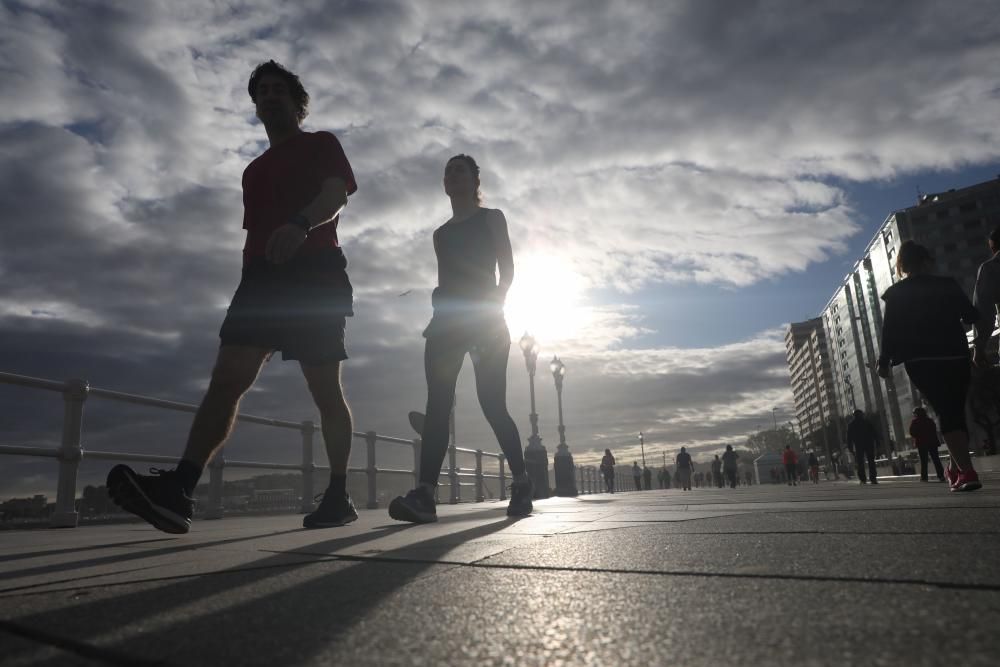 Gijón en el primer día para poder salir a pasear y a hacer deporte por tramos horarios en Asturias