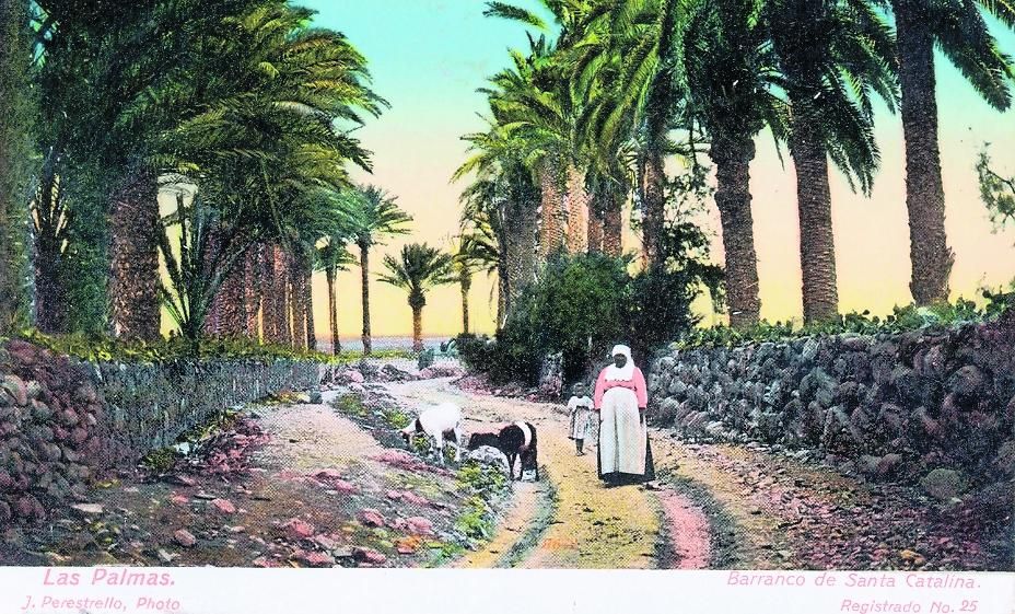 Una mujer pasa por el barranco de Santa Catalina (Don Zoilo) en 1900