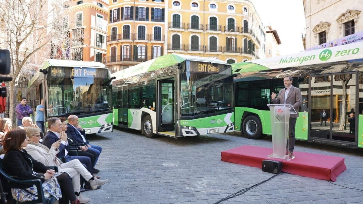Los tres nuevos buses de hidrógeno verde de los cinco adquiridos por la EMT se han presentado esta mañana en la plaza de Cort.