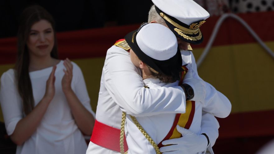 Leonor recibe de manos de Felipe VI la Gran Cruz del Mérito Naval en Marín
