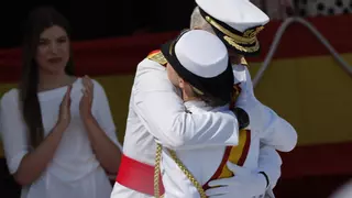 Leonor recibe de manos de Felipe VI la Gran Cruz del Mérito Naval en Marín