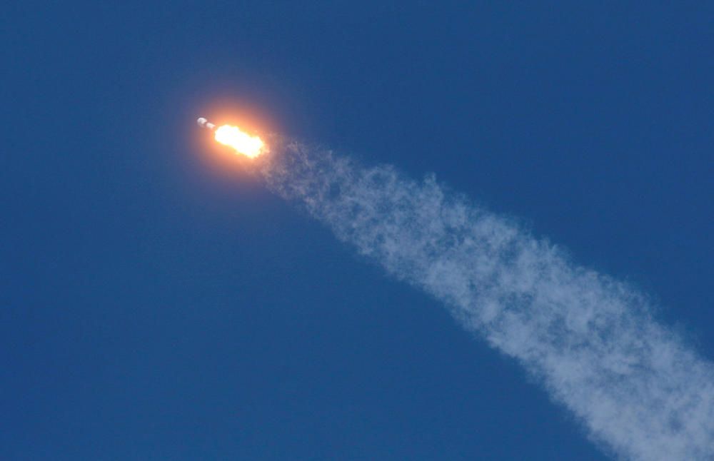 FILE PHOTO: FILE PHOTO: A SpaceX Falcon 9 rocket ...