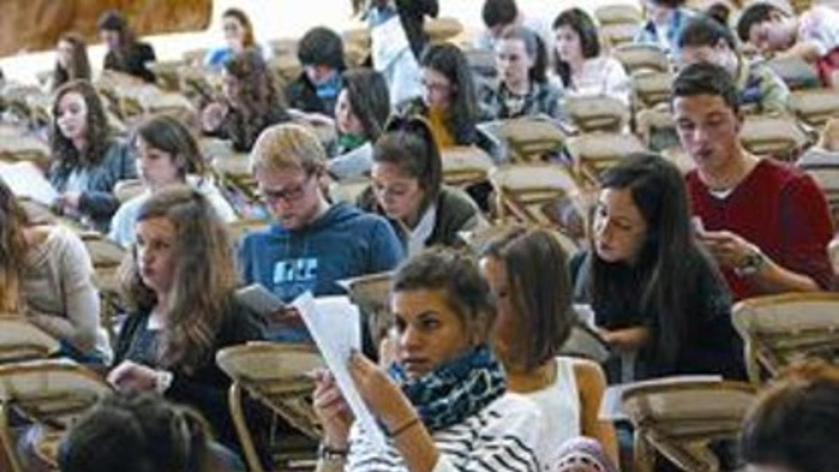 Jóvenes en pleno examen de selectividad, este mes.