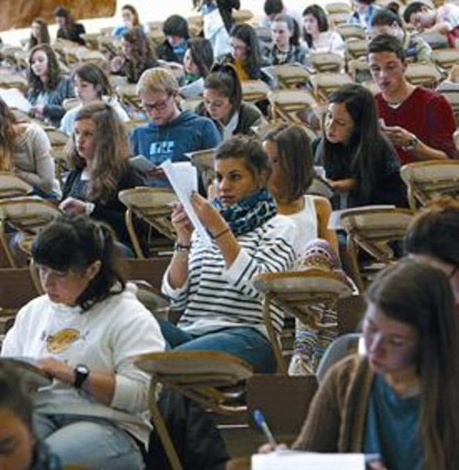 Jóvenes en pleno examen de selectividad, este mes.