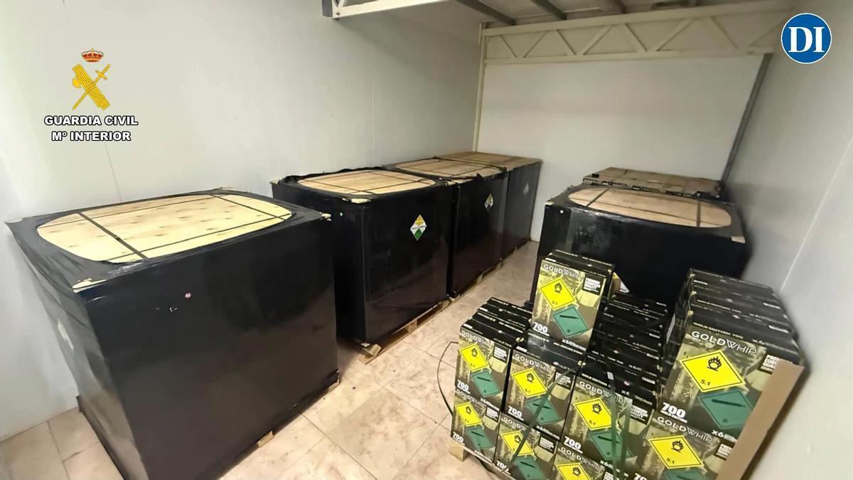 Cazados con 5.200 botellas de gas de la risa en un trastero de Ibiza.