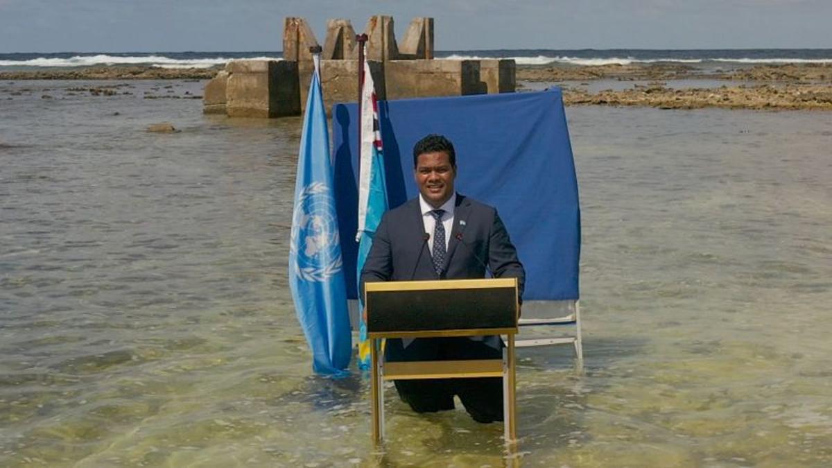 El ministro de Exteriores de Tuvalu hablando para la COP26 foto Agencias