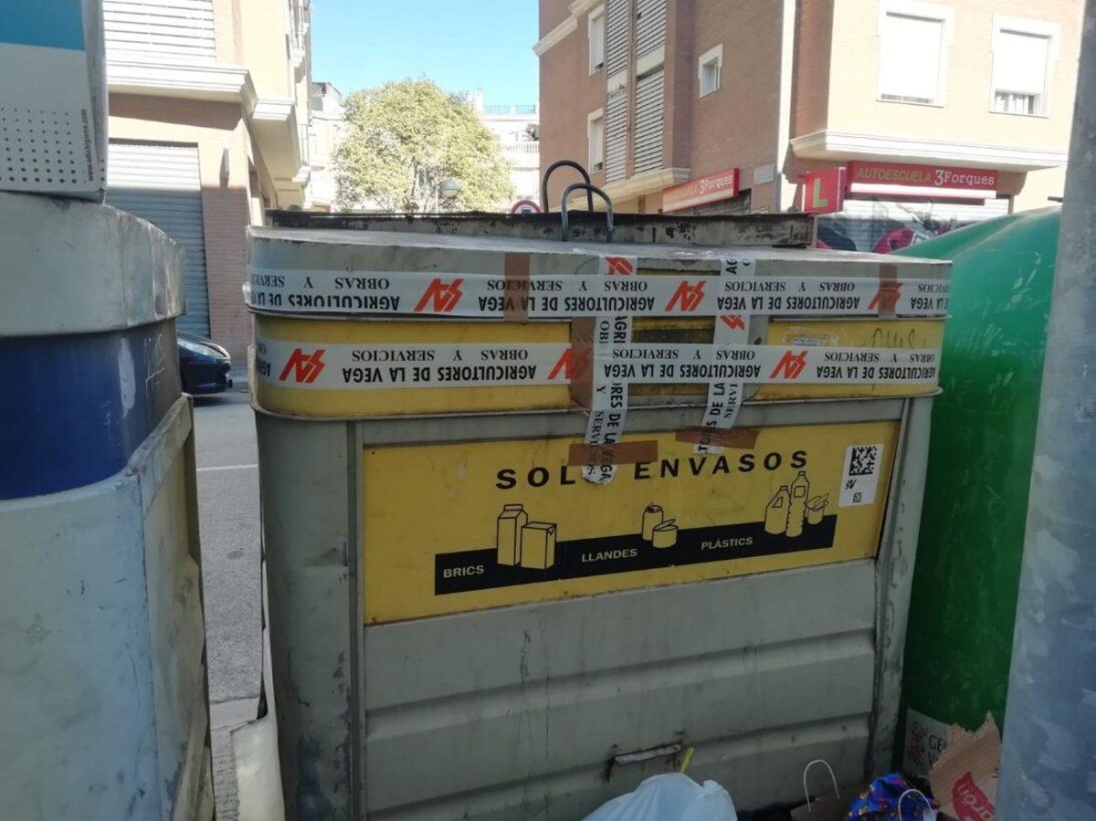 Contenedor en las calles de Tavernes Blanques.
