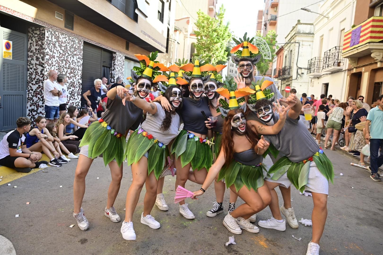 Multitudinario y divertido desfile por la entrada del toro