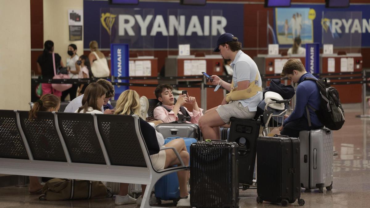 Passatgers esperen agafar un vol amb Ryanair