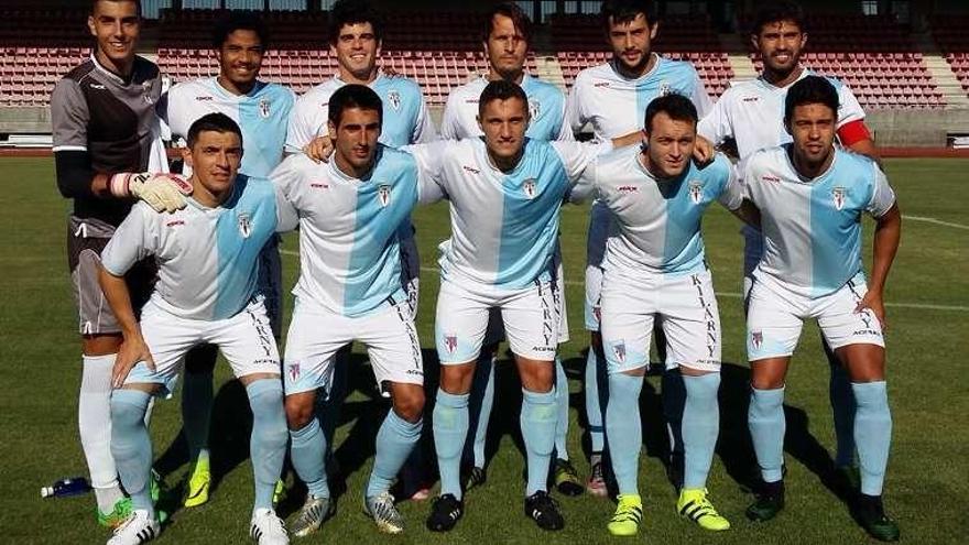 El once del Compostela, ayer en San Lázaro. // FdV