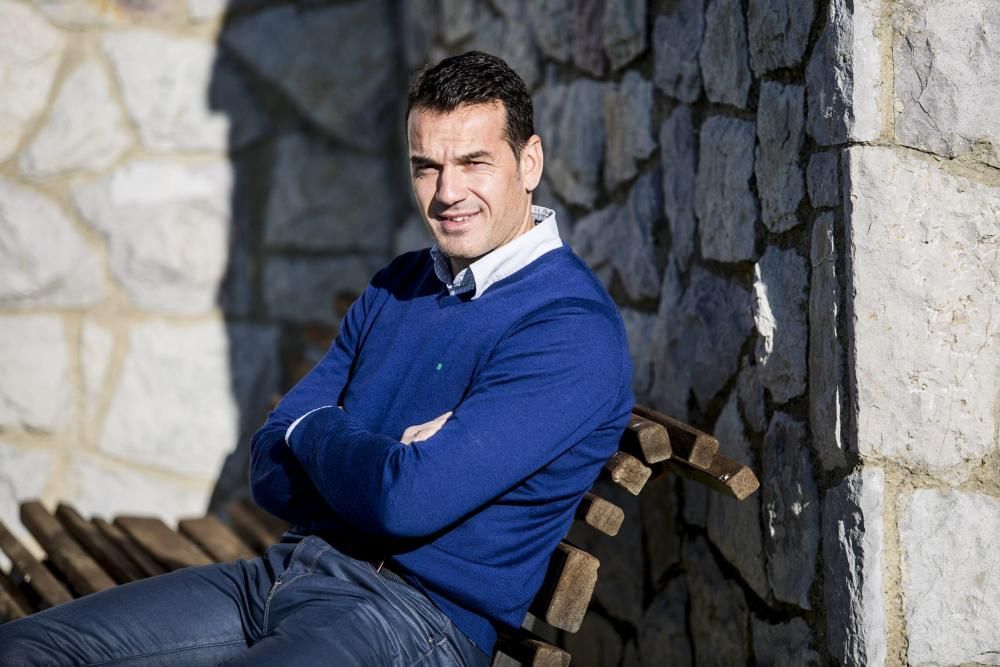 El portero del Real Oviedo, Esteban Suárez, en su casa de Bayas