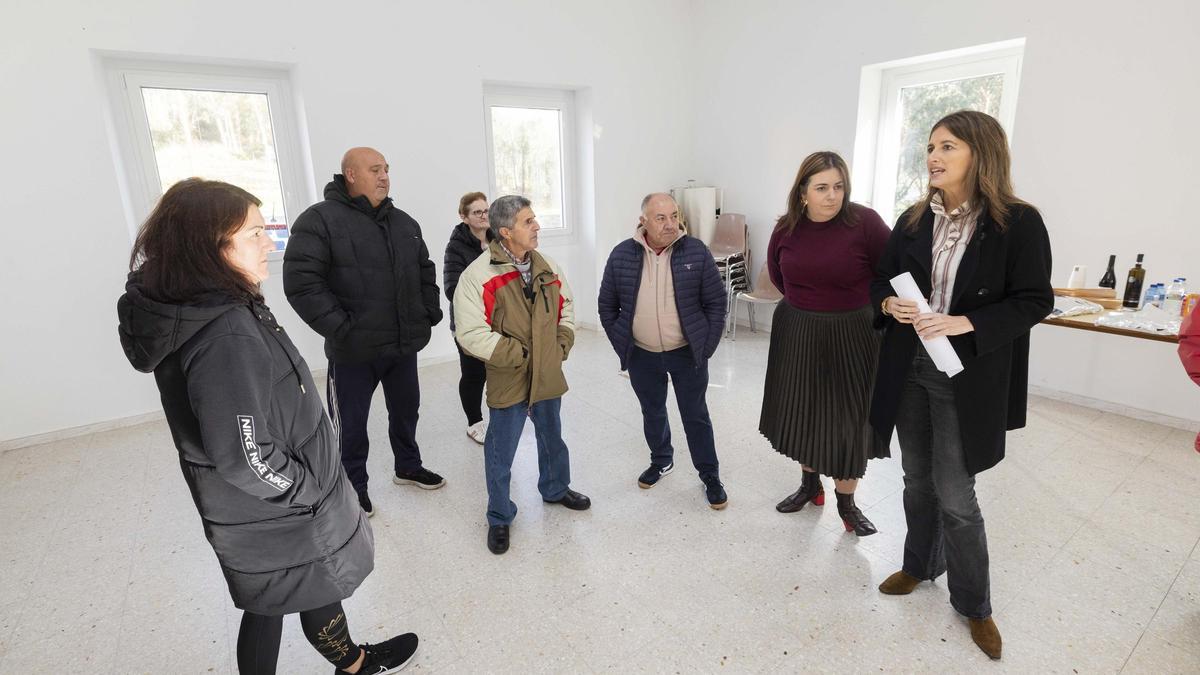 Natalia Prieto, á dereita, e Sandra Vilela, segunda, con veciños de Nemiña.
