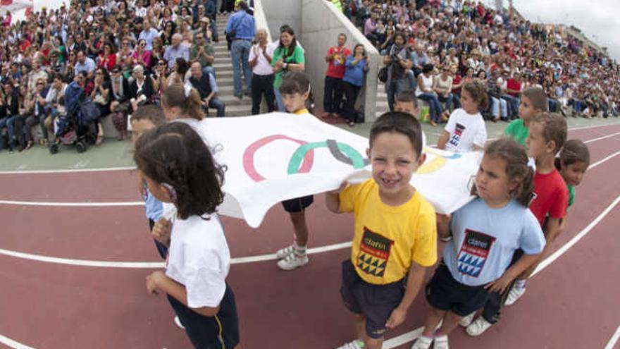 Varios alumnos de Primero portan la bandera Olímpica, ayer durante el desfile, en la ceremonia inaugural de las Olimpiadas del Colegio Claret. | quique curbelo