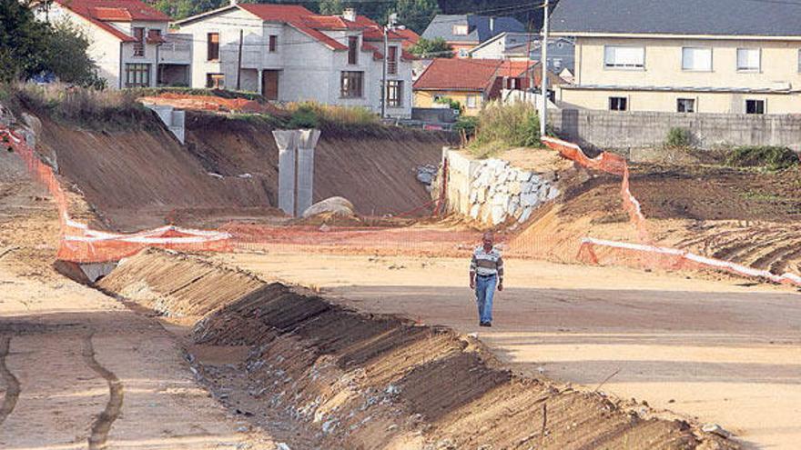 En la imagen superior, las obras que llegan a Fontecarmoa. A la izquierda, la pavimentación del vial llega hasta el cruce con la carretera de Lobeira, donde se acomete un viaducto para salvar el acceso portuario