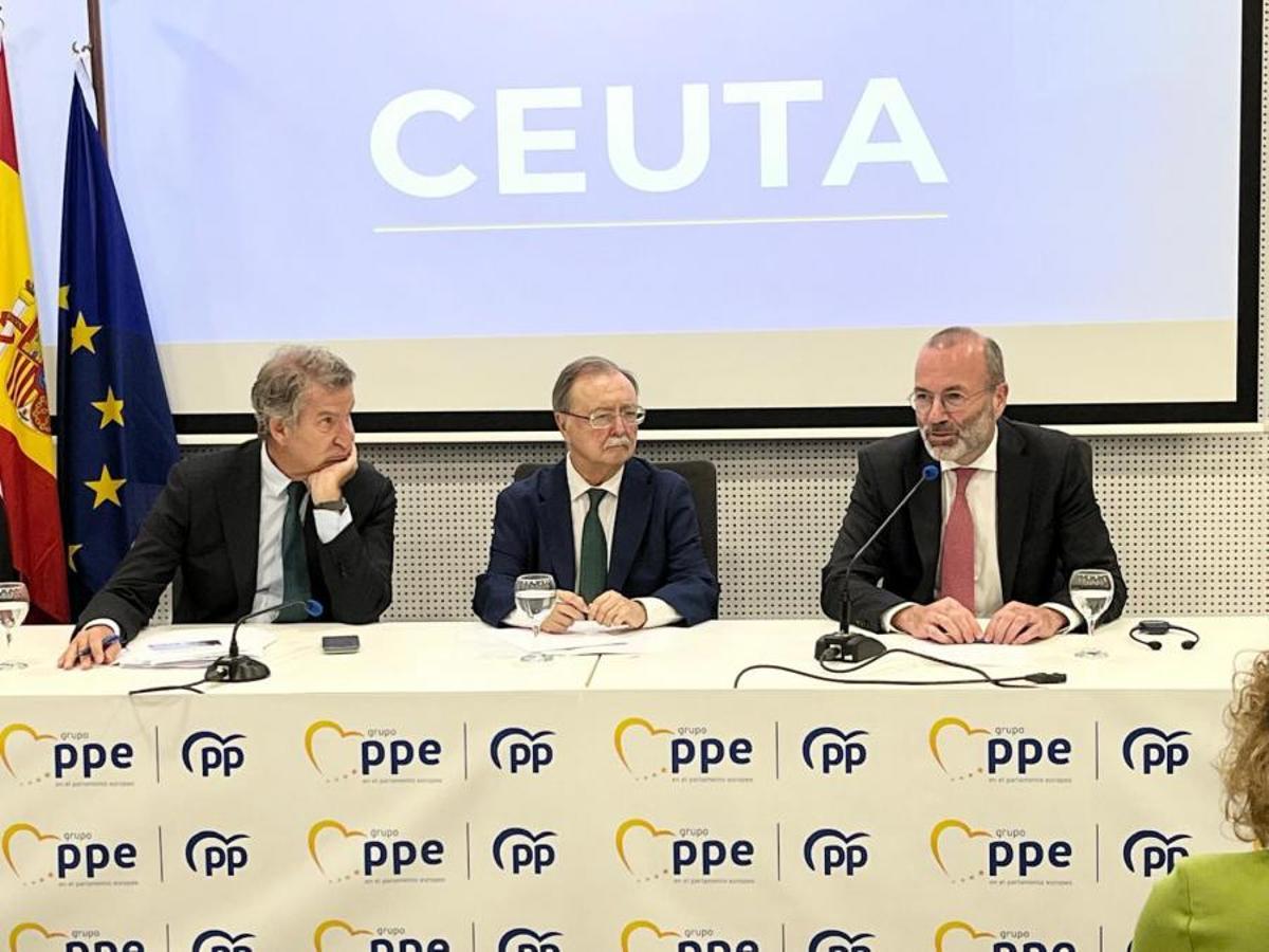 El presidente del PP, Alberto Núñez Feijóo; el presidente de Ceuta, Juan Jesús Vivas, y el presidente del EPP, Manfred Weber, este lunes en Ceuta.