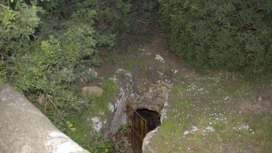 La antigua cueva prehistórica presenta actualmente un estado de total degradación.