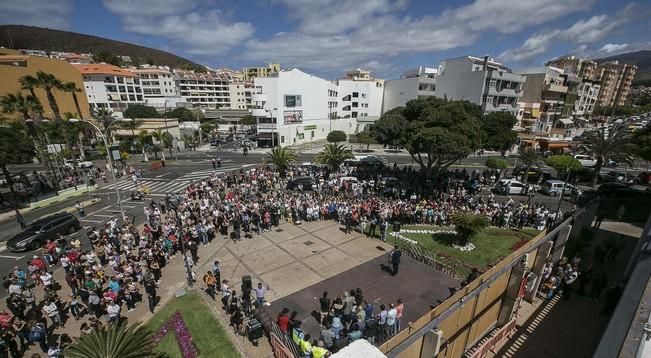 18/04/2016 SUCESOS derrumbe de la vivienda en los critianos donde fallecieron 7 personas  acto homenaje a las victimas   con un minuto de silencio en la plaza del pecador con  autoridades municipales colaboradores en el desescombro  familiares de las víctimas  y vecinos de los cristianos