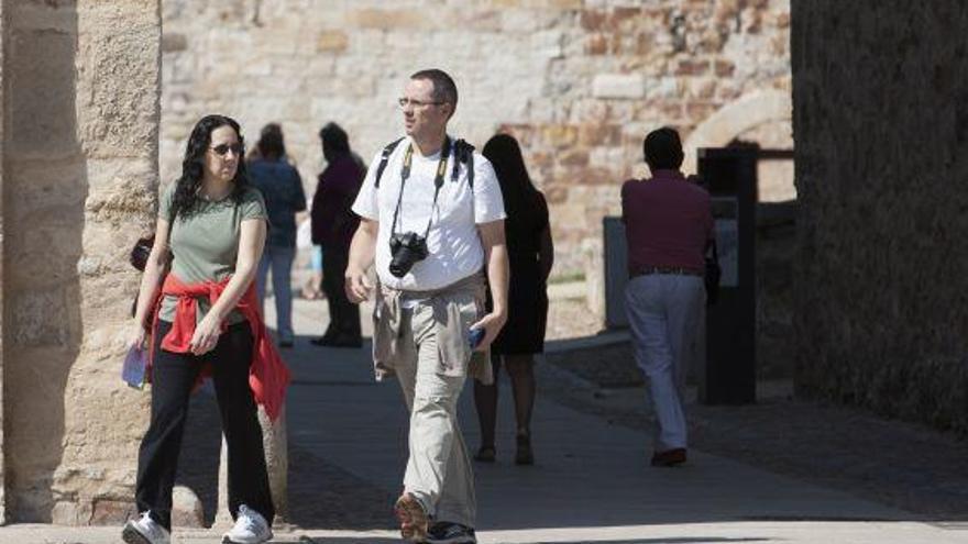 Turistas en la plaza de la Catedral de Zamora.