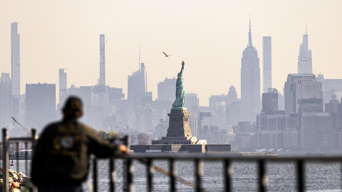 Vista de la Estatua de la Libertad con Manhattan al fondo.