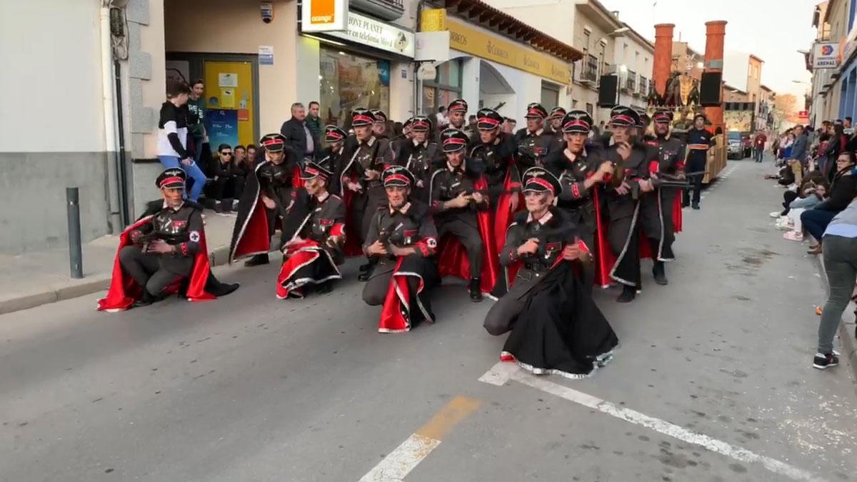 Una comparsa con temática del Holocausto participa en un desfile de Carnaval