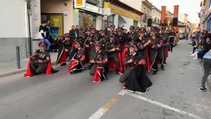 Comparsa con temática del Holocausto participa en un desfile de Carnaval.