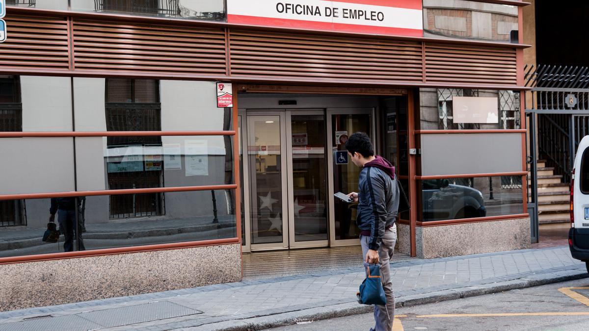 Un joven ante una oficina de empleo de la Comunidad de Madrid.