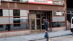 Un hombre pasa por una oficina del SEPE, a 4 de febrero de 2025, en Madrid (España). El paro registrado en las oficinas de los servicios públicos de empleo subió en 38.725 personas en enero en relación al mes anterior (+1,5%) debido, sobre todo, al sector servicios, que concentró la mayor parte del aumento del desempleo tras finalizar la temporada navideña, según datos publicados por el Ministerio de Trabajo y Economía Social. 04 FEBRERO 2025;SEPE;PARO;DESEMPLEADOS Carlos Luján / Europa Press 04/02/2025. Carlos Luján