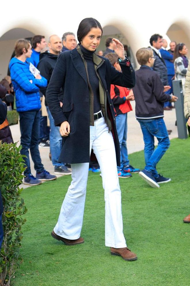 Victoria Federica y los pantalones vaqueros blancos de campana para el otoño