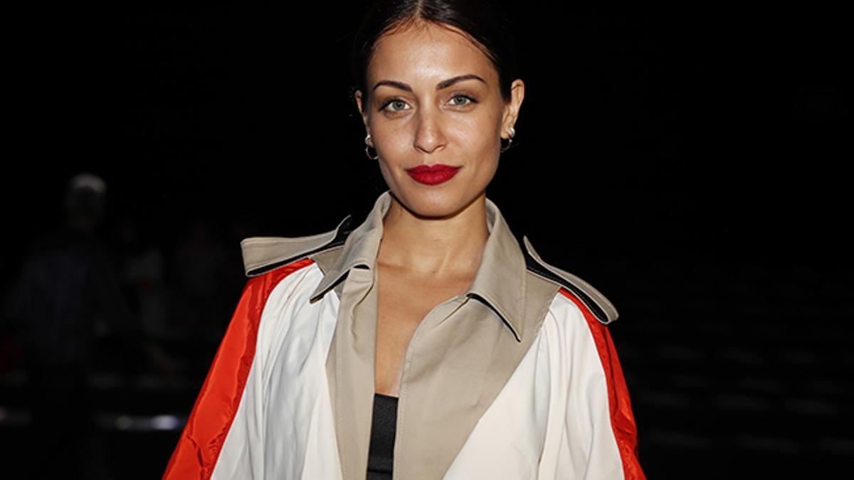 Hiba Abouk asiste a un desfile de Juan Vidal en la Madrid Fashion Week