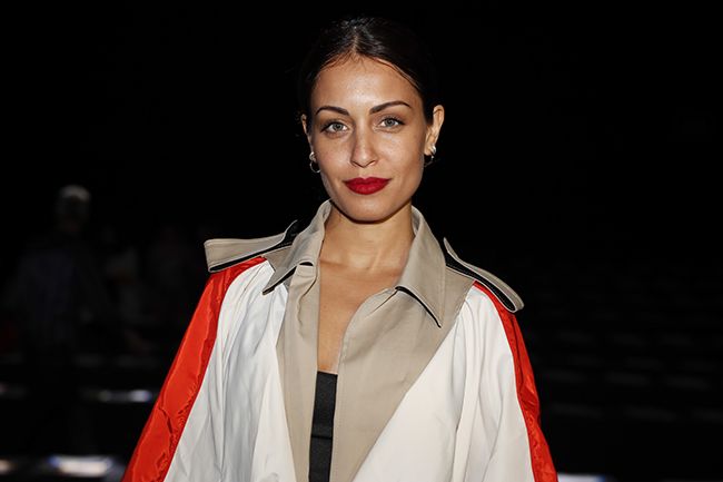 Hiba Abouk asiste a un desfile de Juan Vidal en la Madrid Fashion Week