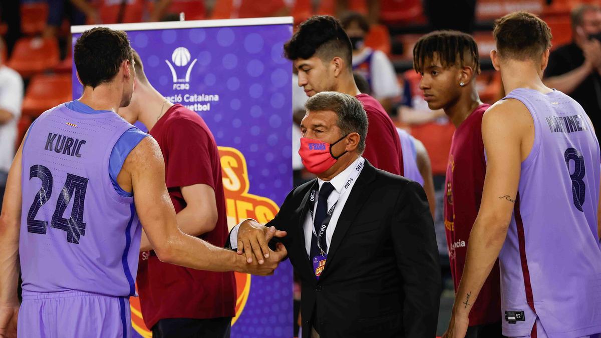 Laporta, con el equipo tras la final de la Lliga Catalana