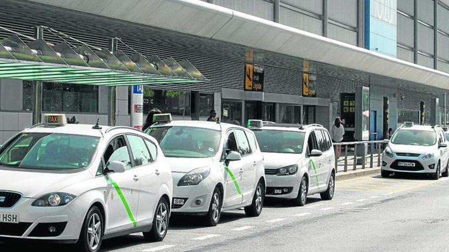 Taxis aguardando la llegada de clientes en el aeropuerto de Ibiza.