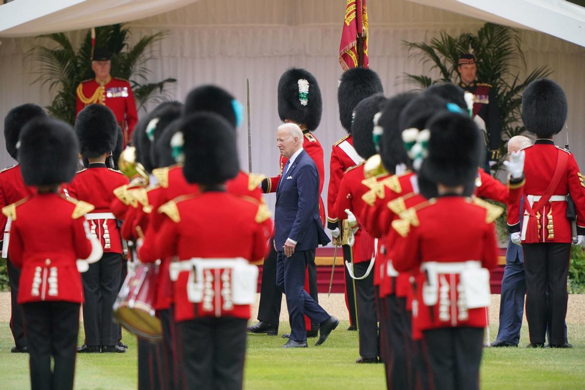 El presidente de los Estados Unidos, Joe Biden, es recibido por el rey Carlos III de Gran Bretaña durante una ceremonia de bienvenida en el Castillo de Windsor