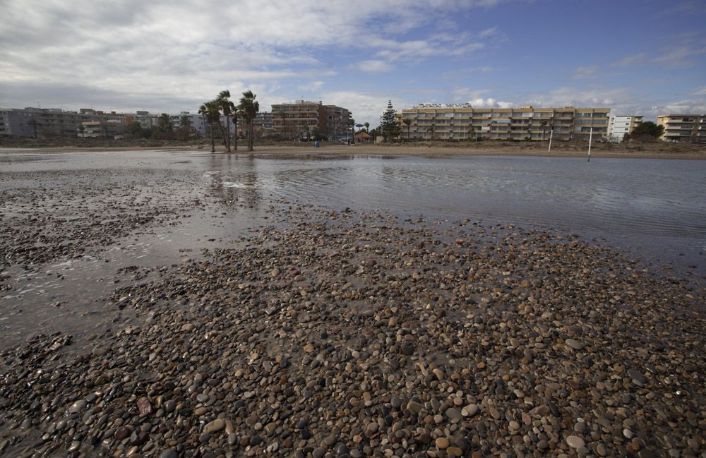 El temporal agrava la situación de la playa de Canet d'En Berenguer con nueva pérdida de arena y más piedras