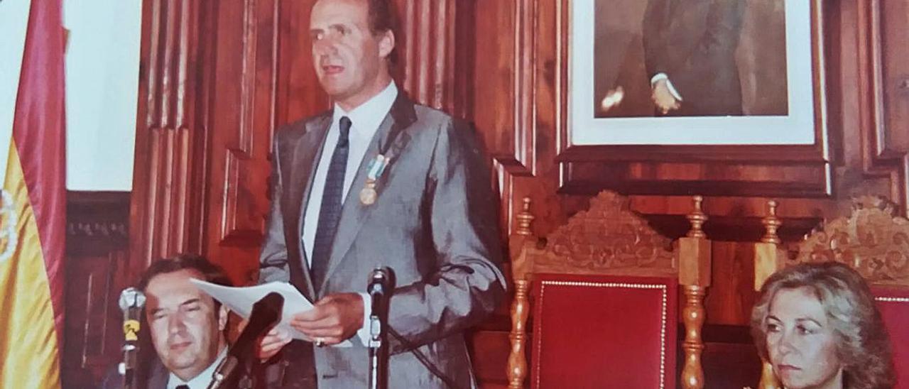 Jerónimo Saavedra, cuando era presidente del Gobierno de Canarias, con los reyes Juan Carlos I y Sofía. |