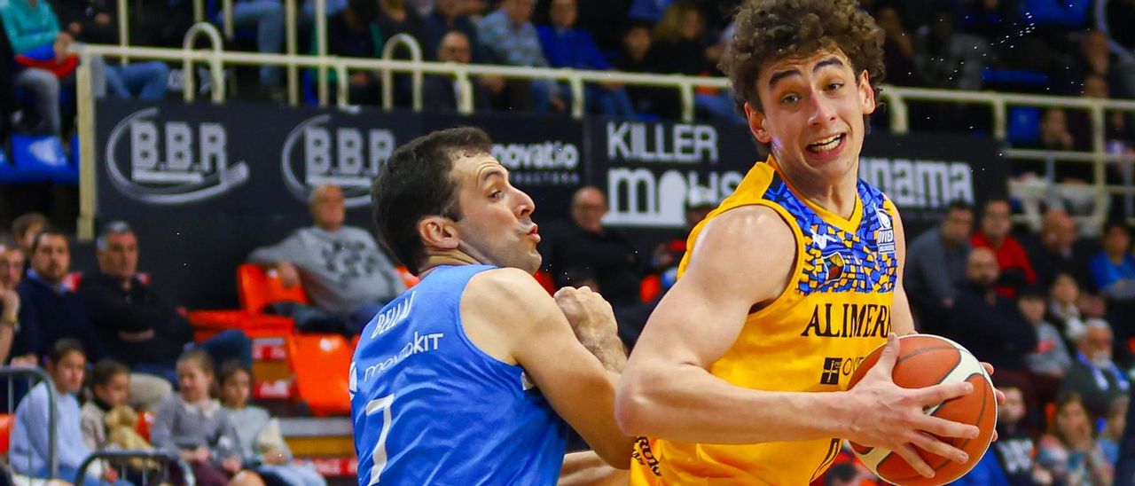 Hugo López, con el balón, defendido por Tomás Bellas