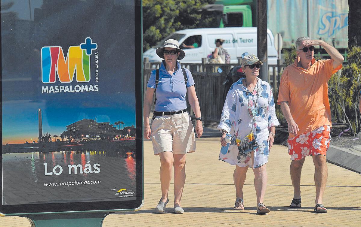 Turistas en el paseo del Faro de Maspalomas en una imagen del pasado mes de noviembre.
