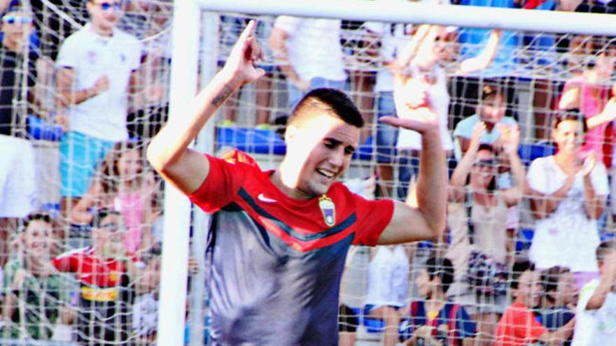 Sergi Guardiola celebra un gol con el Eldense