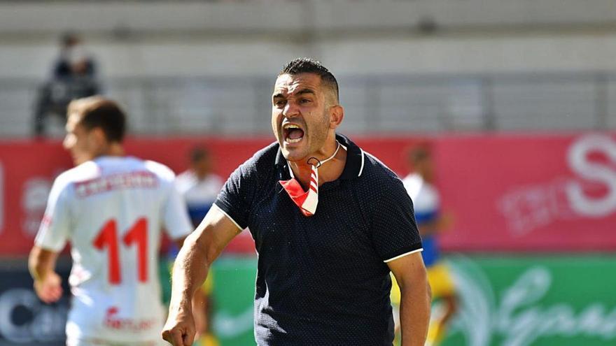 Adrián Martínez dando instrucciones en un partido del Real Murcia.