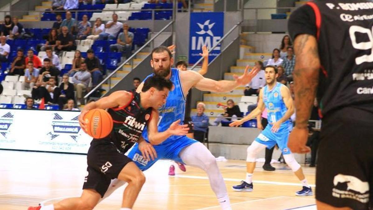 Ataque de un jugador del Fibwi Mallorca en Son Moix.