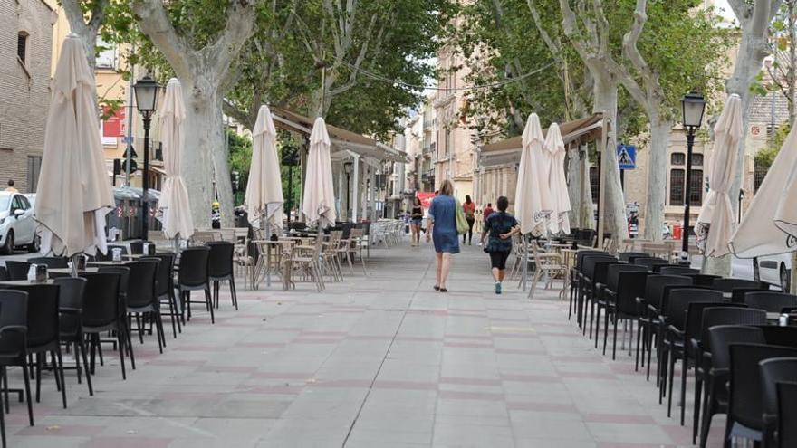Los residentes de la avenida Alfonso X piden al Ayuntamiento que limite el número de terrazas en la calles.