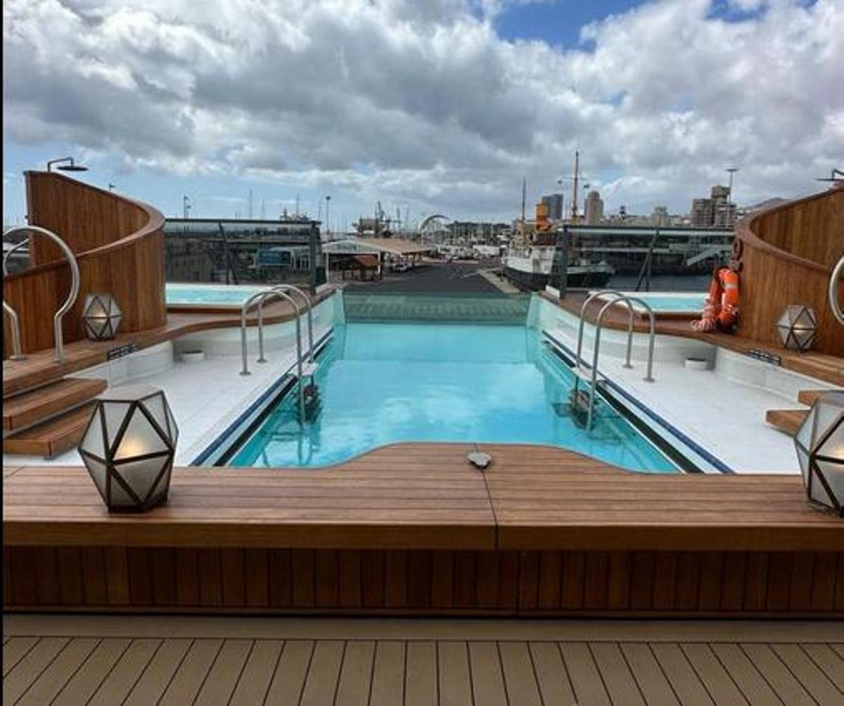 La piscina del crucero Seabourn Venture.