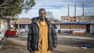 Retrato de Ansu, portavoz de la comunidad de migrantes que ocupa el viejo instituto B-9 de Badalona.