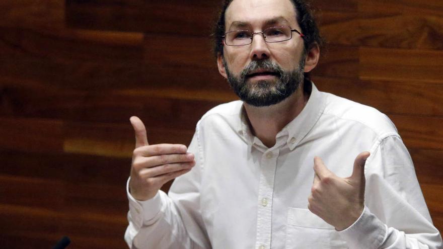 Javier Fernández eleva el tono contra Podemos y le acusa de &quot;lanzar basura sobre el PSOE&quot;