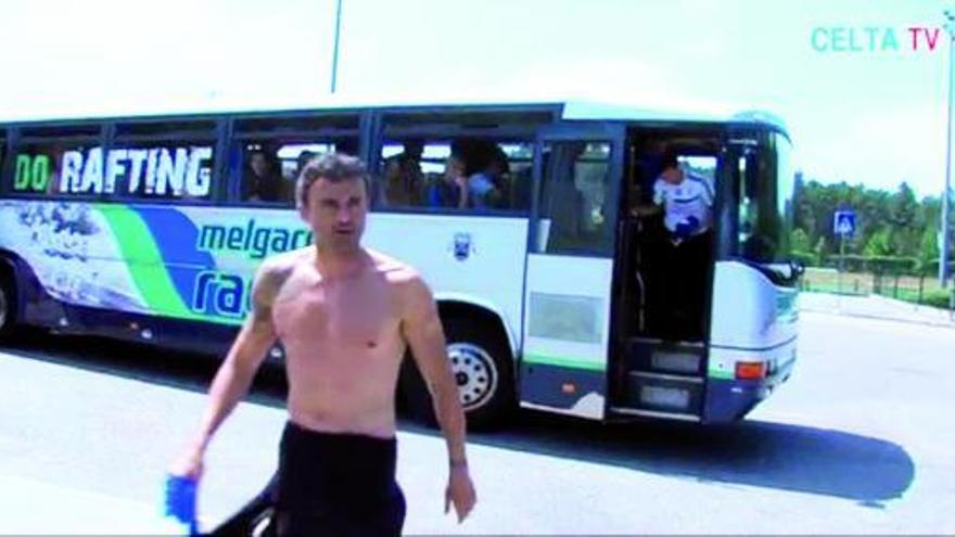 Luis Enrique, tras descender ayer del autobús que trasladó al Celta a la zona del río Miño donde practicaron rafting en la concentración de Melgaço.       // Celta TV