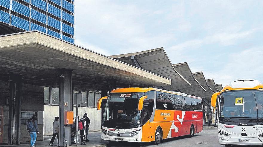 Els alcaldes del Baix Empordà reclamen més freqüència d’autobusos