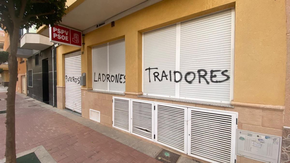 Pintadas en la sede del PSPV-PSOE en Guardamar del Segura.