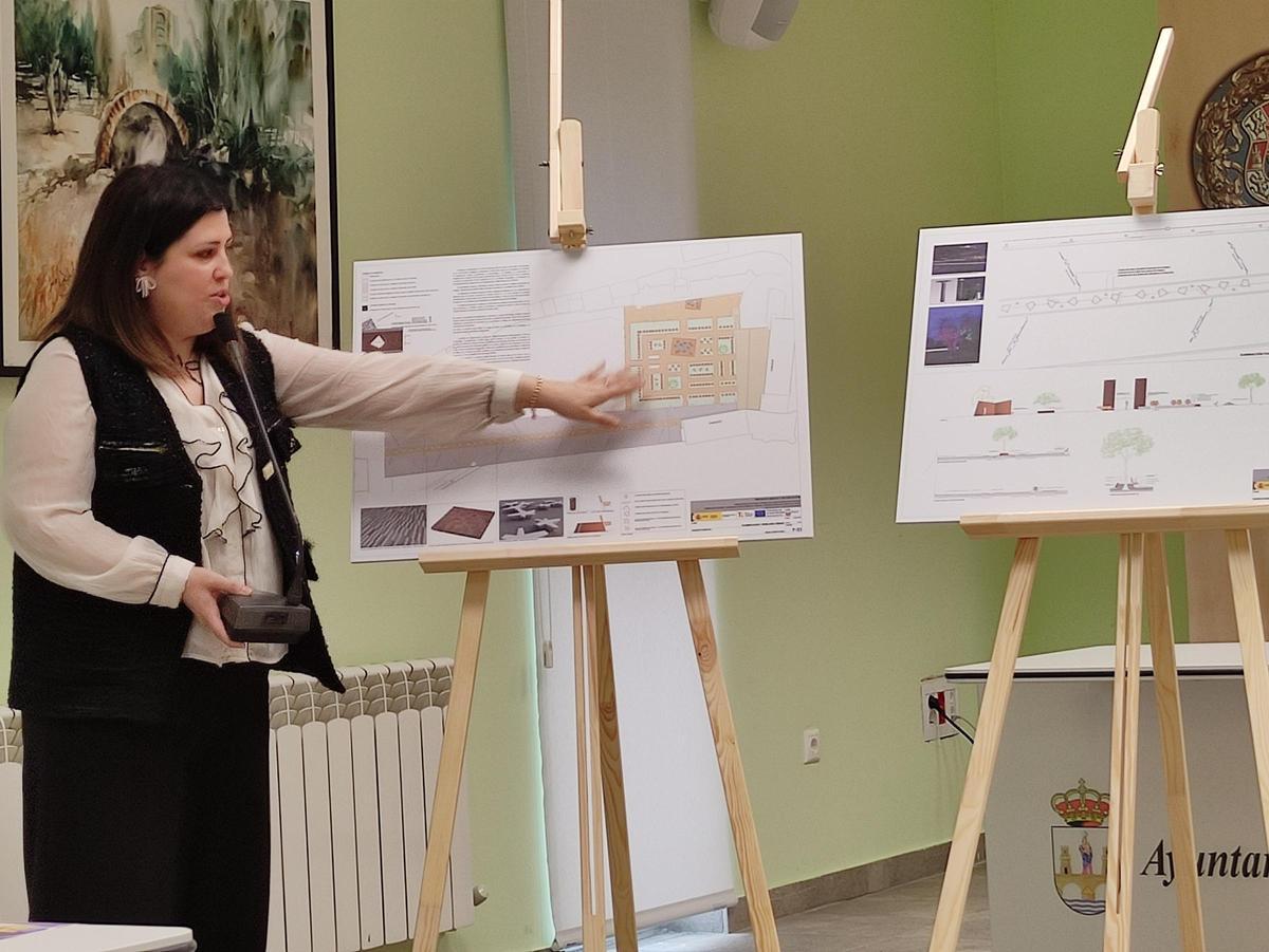 La alcaldesa, Beatriz Asensio, presentando el proyecto de la Mota.